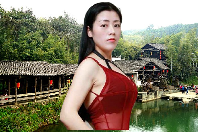 玉箫瑟冷笑，还不乖乖让开，否则可是要被我们碾成肉泥