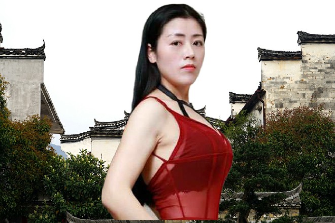 红色妖姬一记龙脚，狠狠踹在了远古之王正在进化的身体上面