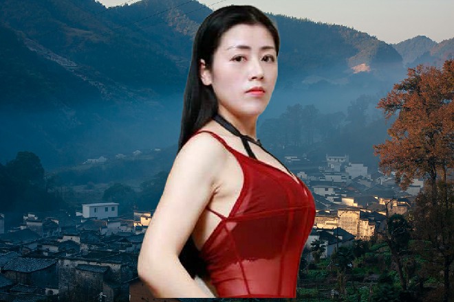 诺曦S落回到水中，直接从下面一掌打在潜水艇的底部