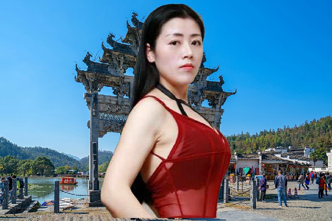 看到红色妖姬，林强眼神中怒意横生，直接要上前揍红色妖姬的样子