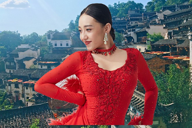 红色妖姬伸手，一记手刀砍在那少妇的后颈上，她顿时昏了过去