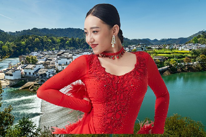 那五爪金龙扭动着身子，直接冲撞在若依落下的掌风上面