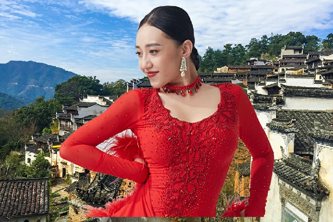同时，背后的一面五角梯形盾牌被拿了下来，拎在他的手中
