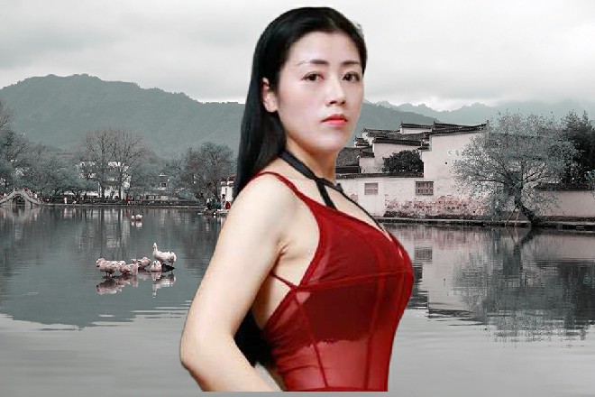 火星在空中不断蹦出来，证明两个人的交战有多么的激烈