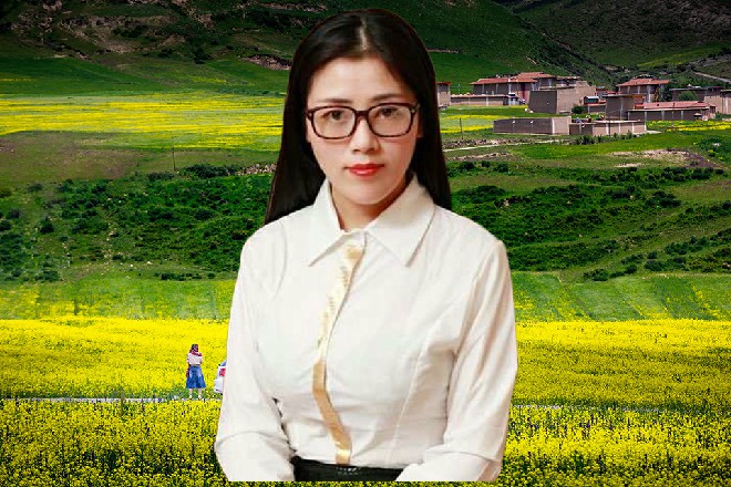 艾伦惊讶了一下，但右手的光锤已经向着伊轩砸了过去