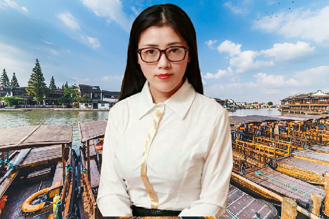 他上身是人类，下身则是龙爪，身上还缠绕着一些火焰
