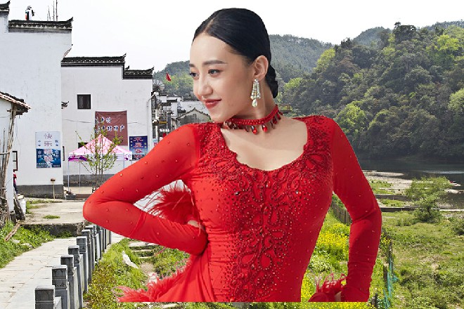 而若依带着巨佛，缓缓移动双手，掌心凝聚着强大的真气