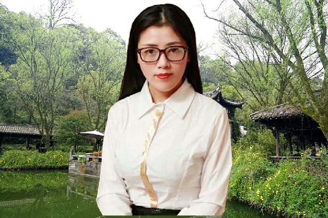 龙智的母亲得意地看着年轻貌美的龙娇娇，嘴角满满的讥讽