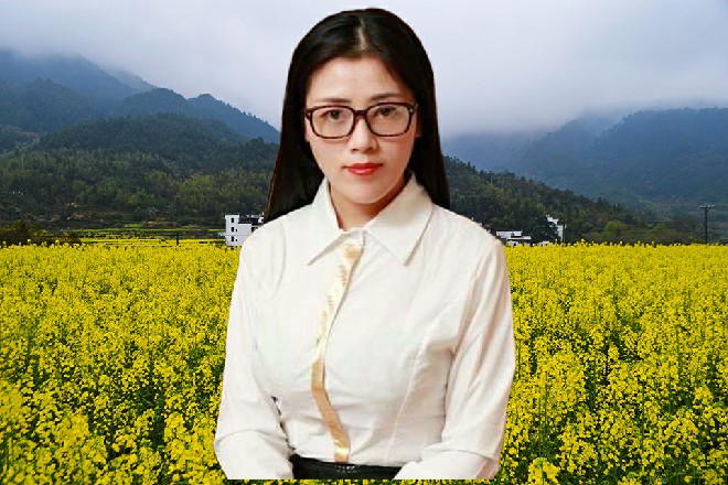 红色妖姬走过来，拿着甩棍，狠狠砸了两下车窗，都被弹了回来