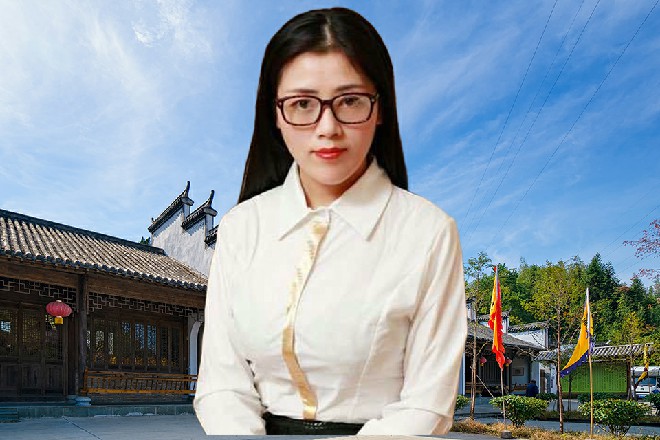 说着，独眼龙踩了两步，一掌接着一掌，向着伊轩拍去