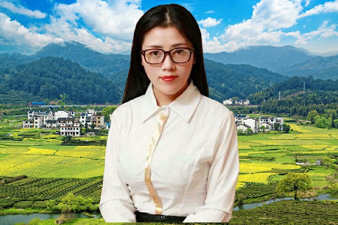 此时艾伦右手举着盾牌，横在身前，挡住了二人的身躯