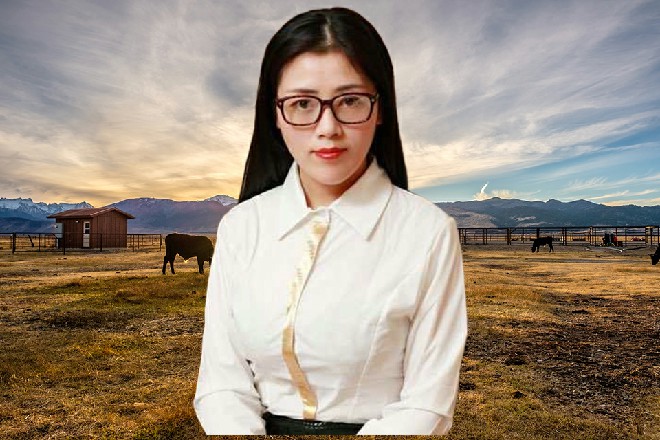 一个手里同样拎着AK的雇佣军走了过来，枪口对准了林雪