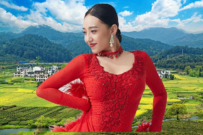 伊轩双手凝聚着力量，然后一口气向着地面释放了出去
