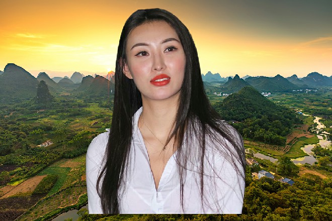 王玥对着苏曼s勾勾手指而苏曼s没搭理她，继续坐在那啃苹果