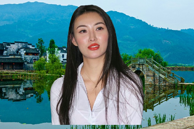 王玥翻了个白眼，红色妖姬面带微笑，继续载着王玥在水上泛舟