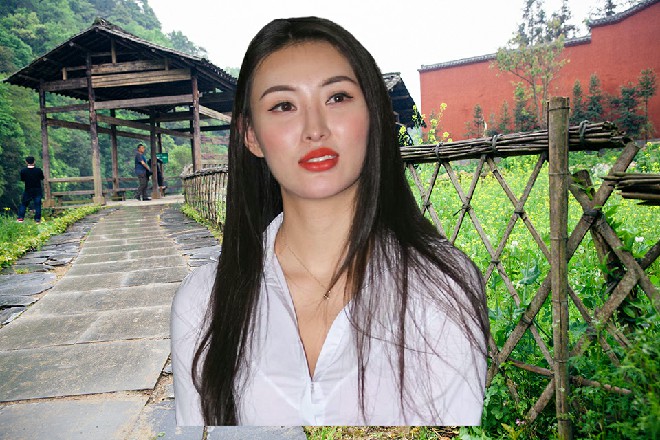 只见她身体不断往后倒滑，躲避着追过来在朱雀音刃