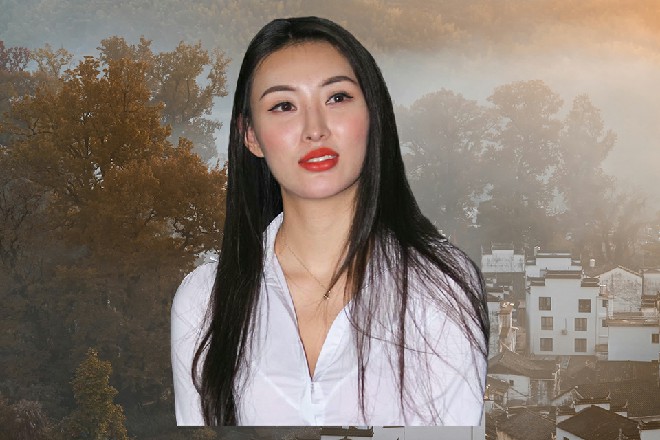 他做了两个压腿的动作，然后一弯腰，身子弓在了地面上