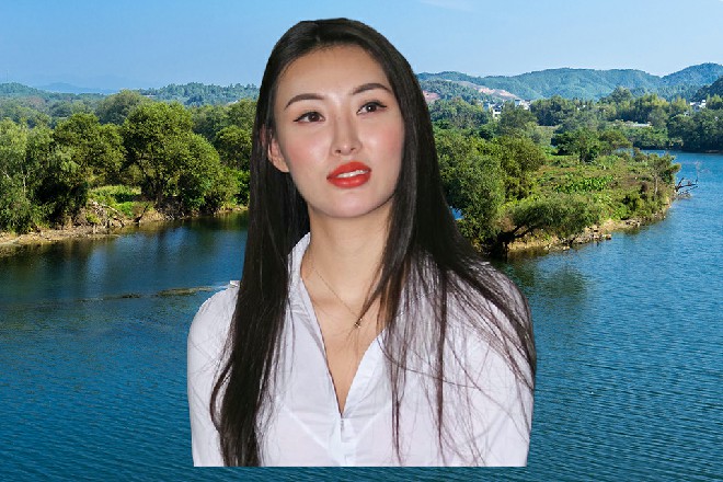 伊轩的手掌压着乐无心的脑袋，狠狠扣在了沙滩的地上