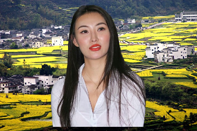 这哥们头发竖起来，一个大的鸡冠头，上面染的五颜六色