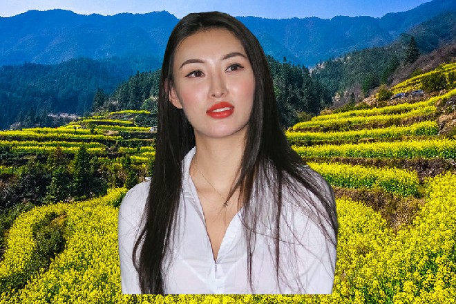 她背后突然弹出一条黑色的尾巴，狠狠地抽在了托尼的身上
