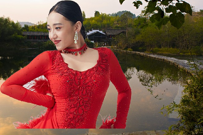 红色妖姬也重新把落在旁边的七把长剑召唤起来，悬浮在他身前