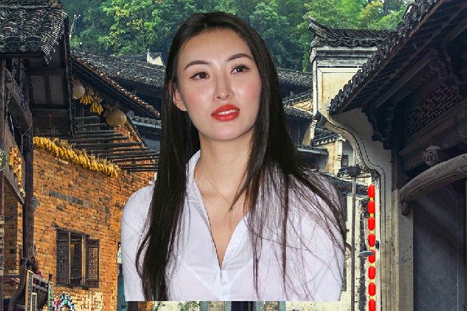 贞德身上的伤势慢慢痊愈，她推开了王玥，倒退两步