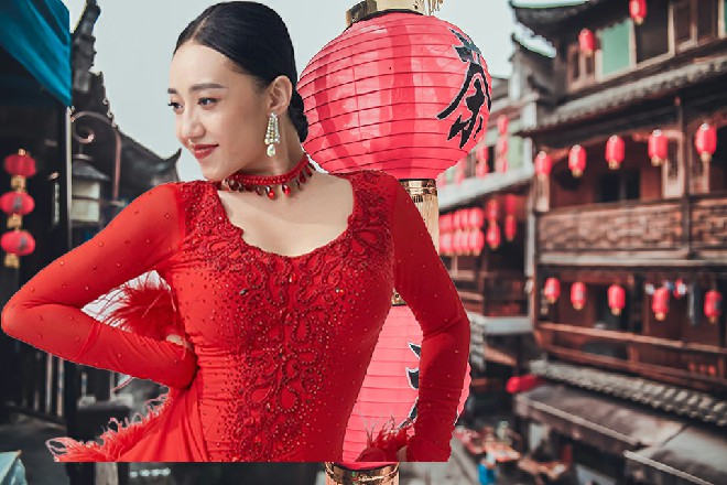 伊轩落入水中，立刻化作水栖的形态，向着深水中潜去