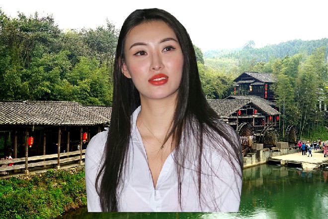 天道身体轻轻站了起来，站在那天台上，衣摆随着风舞动