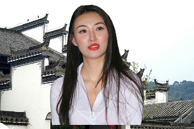 船上有身穿燕尾服的专业管家，恭敬地给红色妖姬和龙娇娇带路