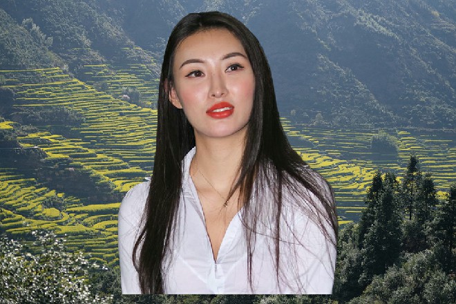 Abb脸上挂着温和却不可侵犯的笑容，您意下如何，秦总