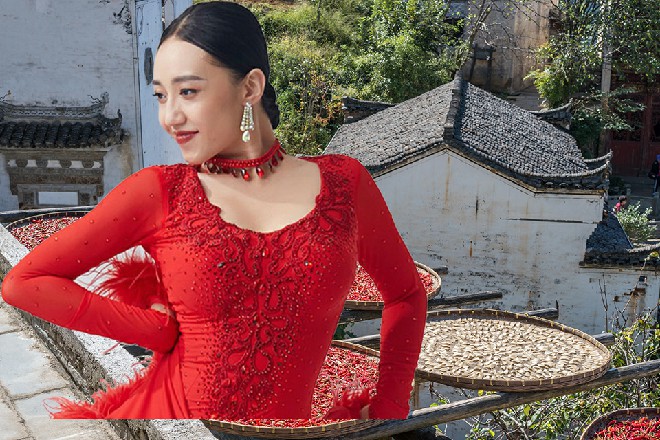 老乞丐双手如同摆锤，直接向着伊轩的太阳穴打了过来