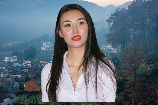 将军立刻举起手枪，对着黄龙的后背砰砰砰连开三枪