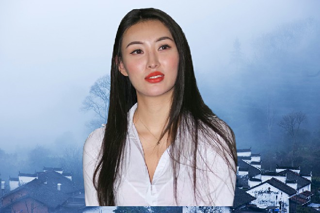 他吩咐一声，旁边的黑超保镖立刻掏出手机开始发信息