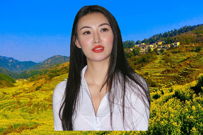 苏曼s身上有着护体罡气，剑气在他身上擦出大片的金色火星来