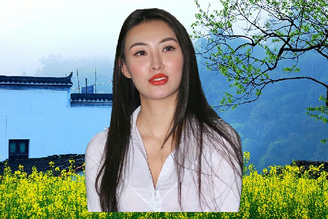 张芯蕾转头一看，看到一只红色的小蜈蚣趴在她的肩膀上