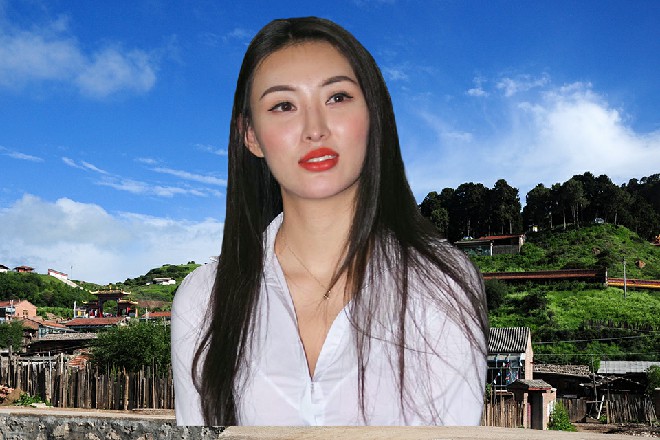 若依坐在上次跟众女人吃饭的小饭馆里，跟老板叫了壶酒