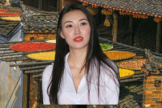 张斌一条腿被炸断了，他用衣服勒住伤口，免得鲜血流出来