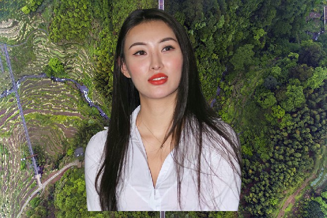 而雷丁推开人群，一声不吭就往外走，被于大山一把拦住