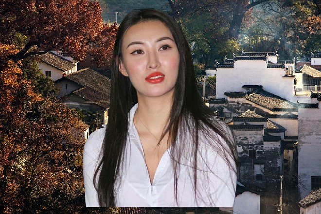 猴子咆哮一声，伸出两只手来，抓住了九头蛇的两只头