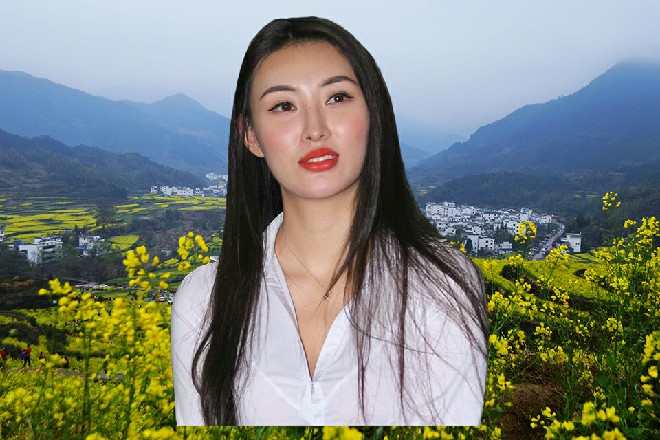 他狼狈地伸出手，抓在了擂台的边缘，勉强没有掉下去