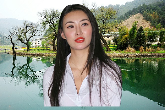 容小薰身体轻轻颤抖了一下，眼睛一眨不眨地望着若依