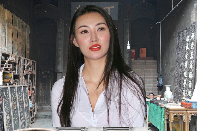 王玥站在前面，牧师按照以往的套路，询问着两个人的意见