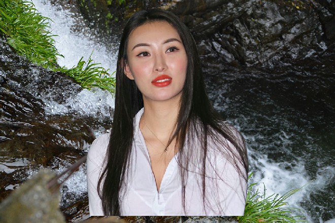 苏曼s忍住了自己的不该有的想法，专心致志地抬头更换灯泡