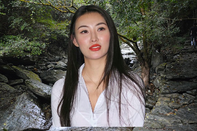 现在左手盾，右手枪，这董晴整个人如同斯巴达女战士一般