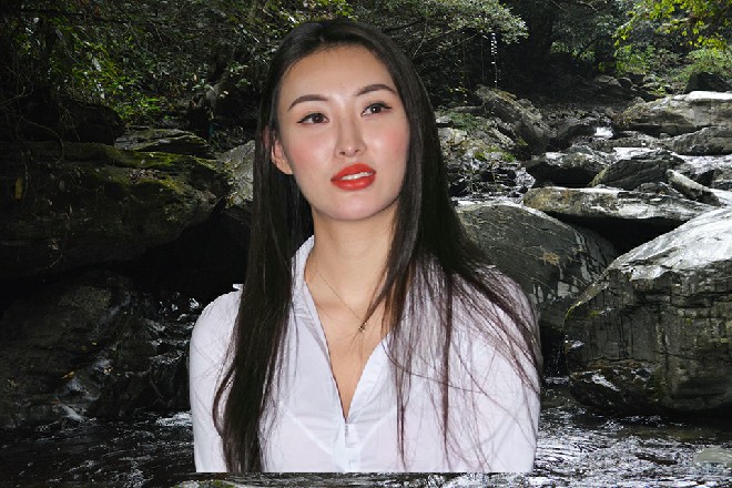 苏曼s感觉，如果他是一条龙，他绝对能一口吸光了这湖里的水