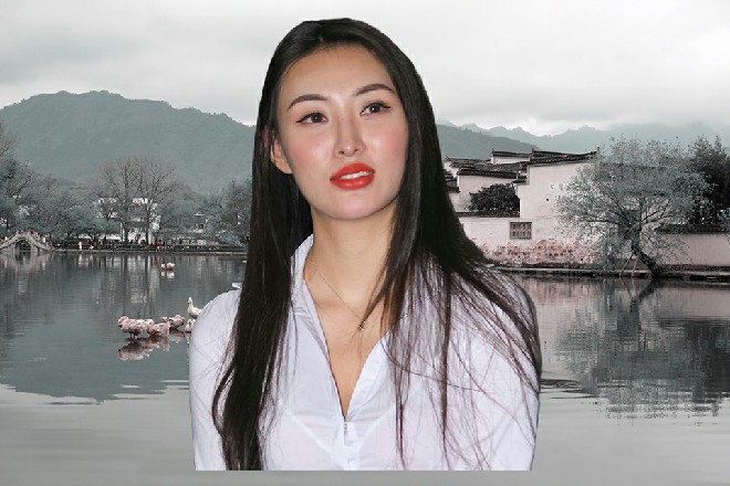 按道理说，红色妖姬身在半空，遵守惯性，他会自己撞在剑锋上