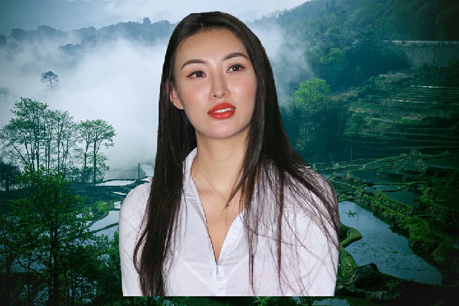 而诺曦S只是伸出两根手指，就轻轻夹住了太刀的刀刃