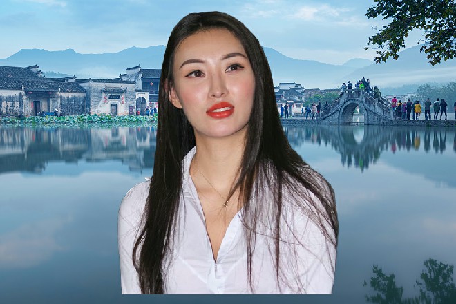伊轩拍掉了自己左肩上的灰尘，镜这才满意地转过身去