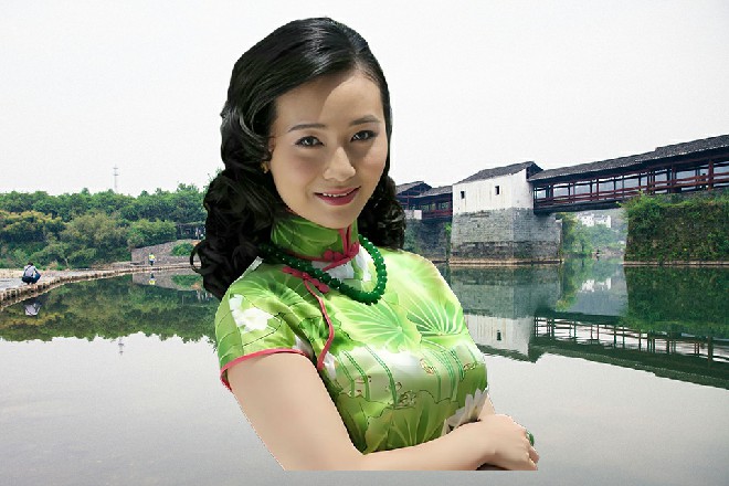 红色妖姬还是保持着虎人的姿态，毕竟他还不想完全暴露自己