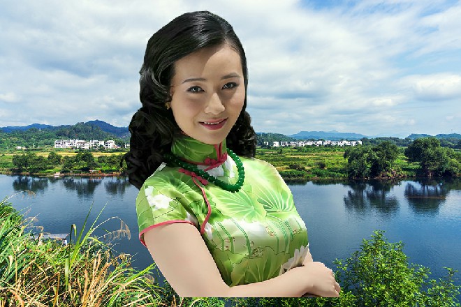 他呆呆地看着面前的红色妖姬，似乎还没明白过来发生了什么